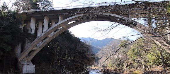 多摩川に架かる御岳橋 