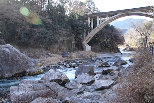 多摩川から見上げた御岳橋