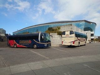 両チームのバスが停車