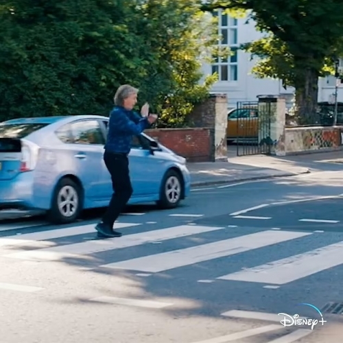 Help！ポール・マッカートニー、ビートルズのアビーロード横断歩道のアルバムジャケットを54年ぶりに再現し、車にひかれそうになる。