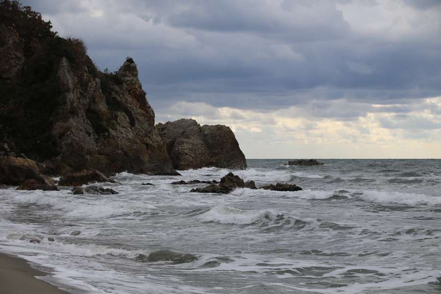 岩と荒波と日本海