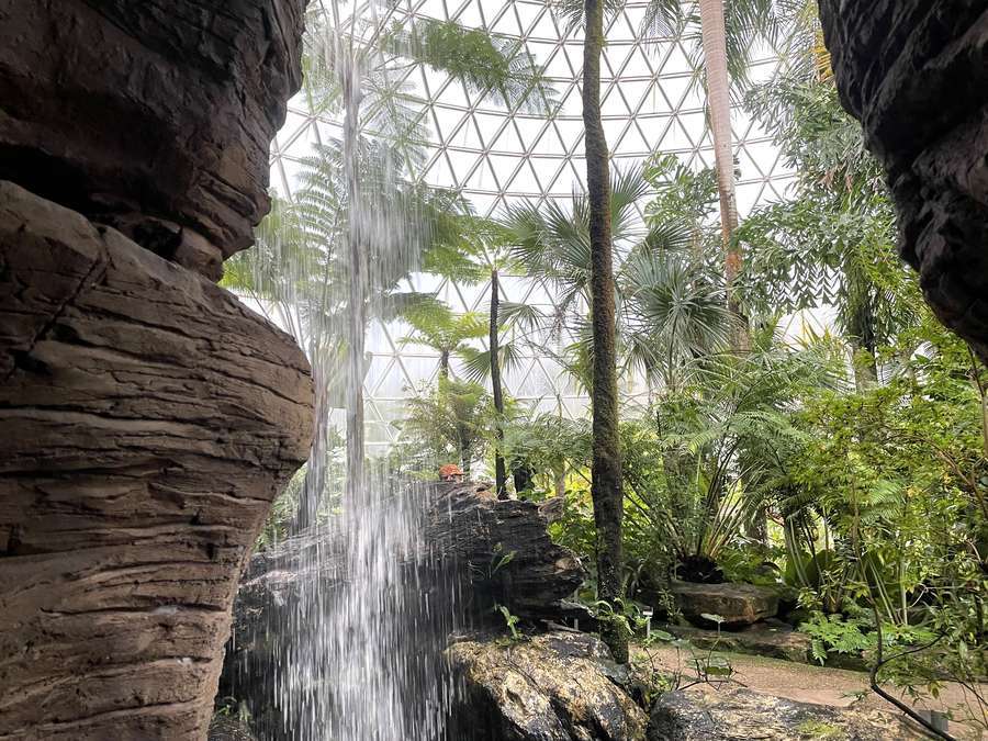 滝裏から眺める熱帯植物ドーム