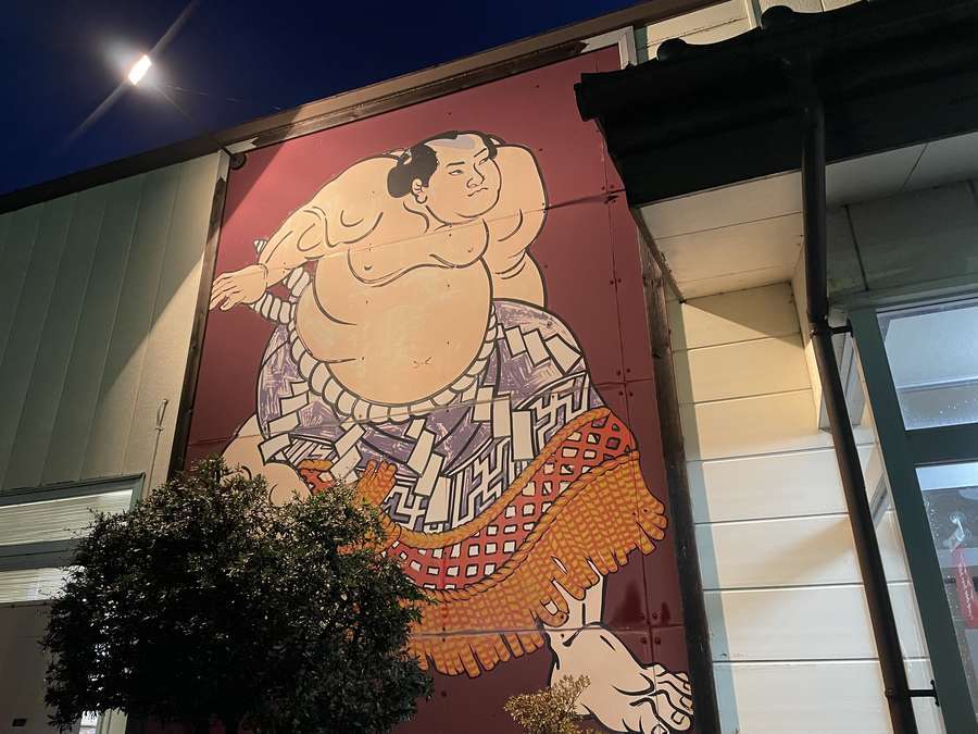 ドライブイン豊山の店舗にある左側の相撲浮世絵