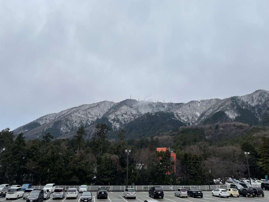 駐車場から望む雪の弥彦山
