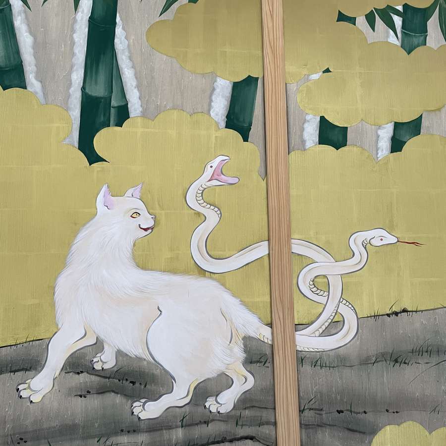 国上寺本堂に描かれた白蛇しっぽの白猫