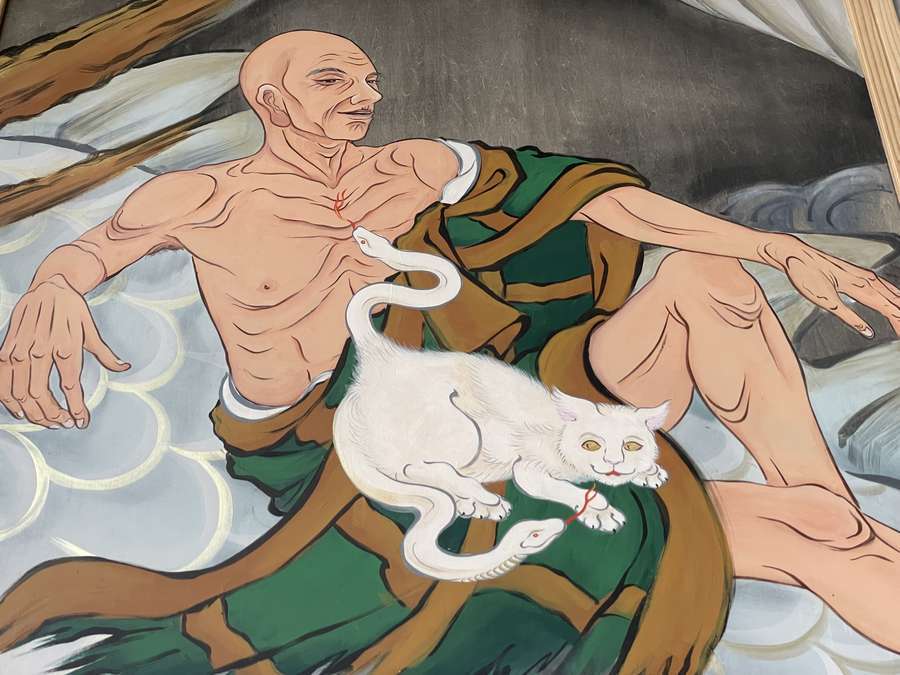 国上寺本堂に描かれた湯につかる良寛と白蛇しっぽの白猫