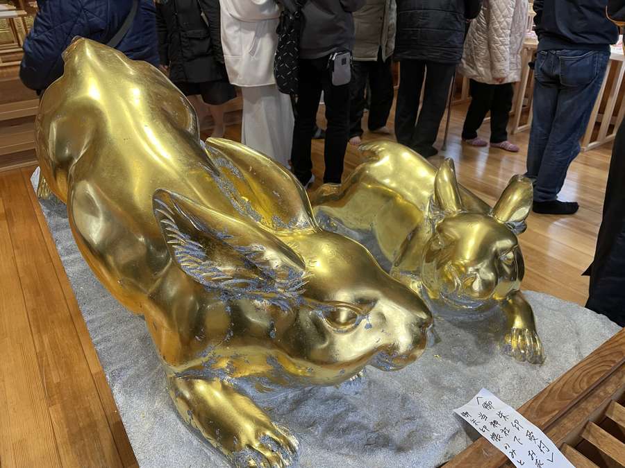 光兎神社の金箔兎神像