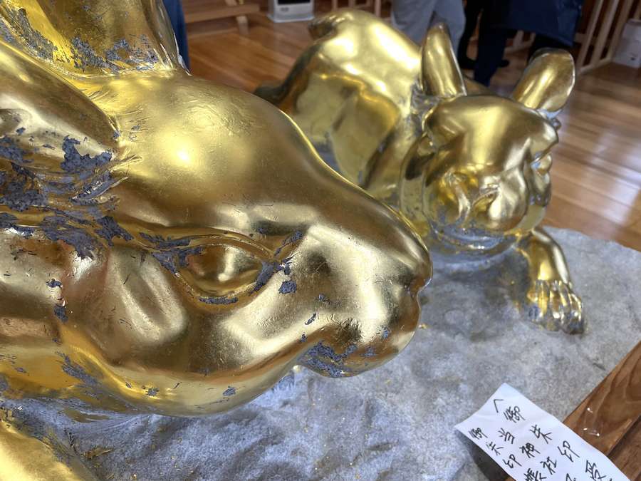 金箔兎神像のアップ