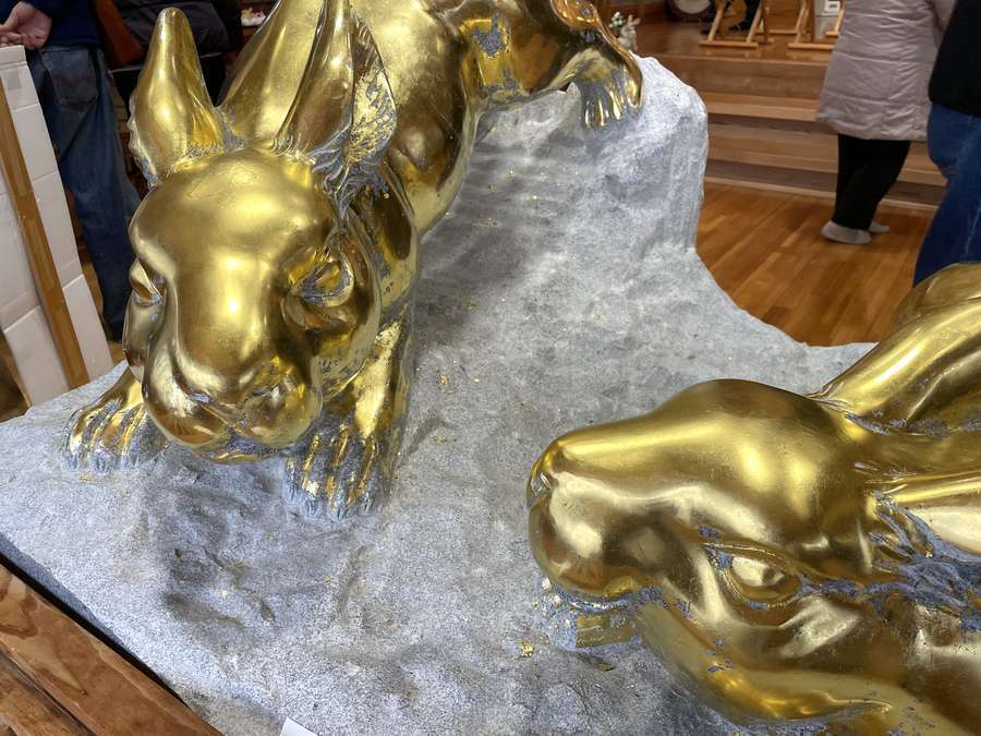 光兎神社の金箔兎神像
