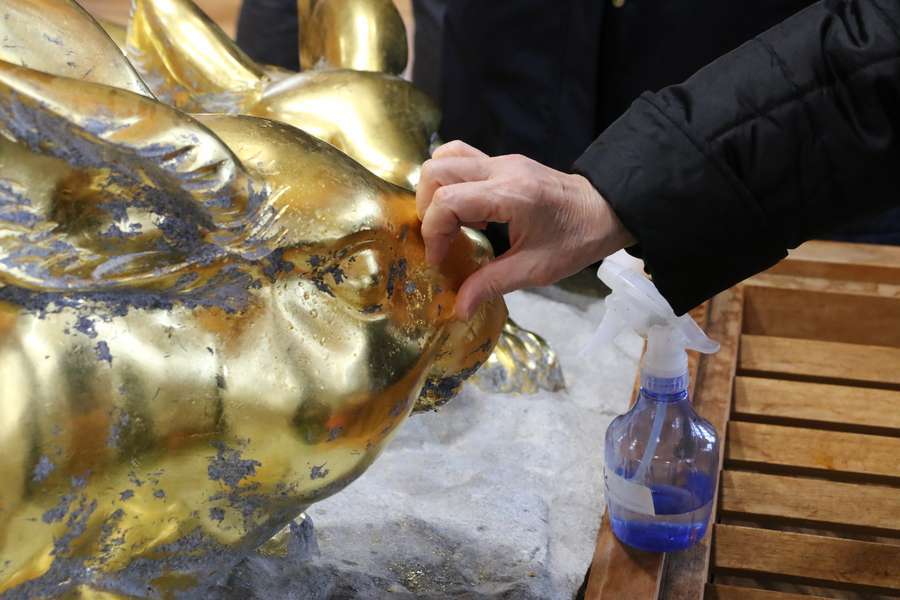 水スプレーと金箔兎神像