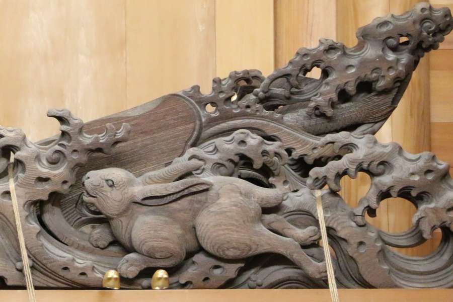光兎神社の彫刻に彫られた右側のうさぎ