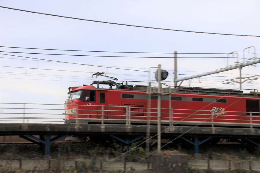 青海川駅を通過する直前のECO-POWERレッドサンダー