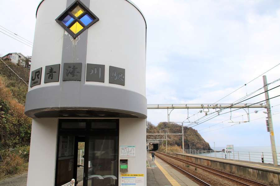 青海川駅の駅舎越しに見る日本海