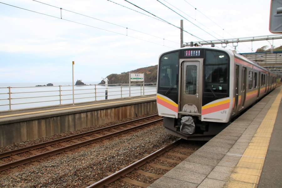 青海川駅に入ってきた上り列車E129系
