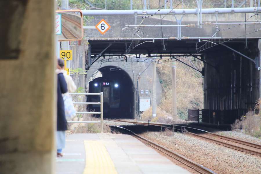 青海川駅に入ってくる下り普通列車