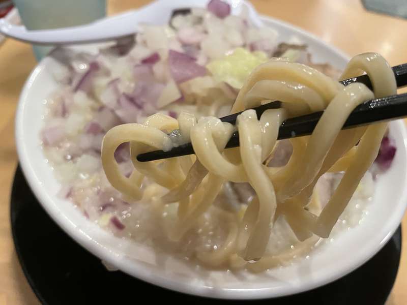織蔵塩らーめんの太麺リフト