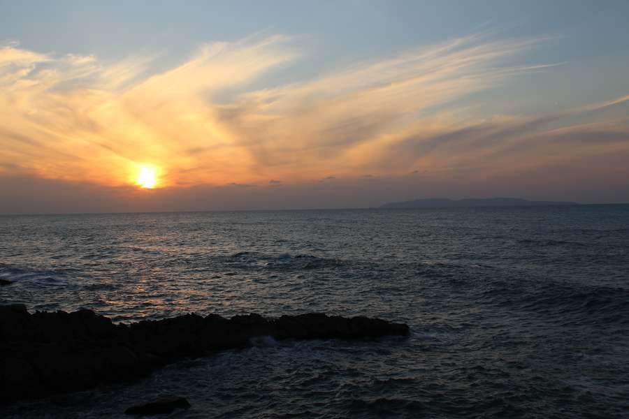 夕陽の日本海と粟島