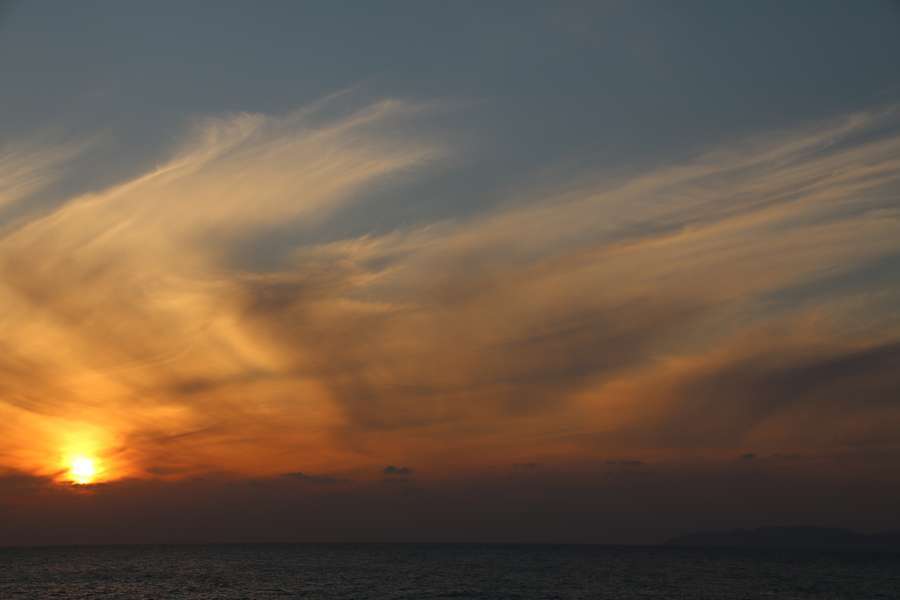 粟島と夕陽