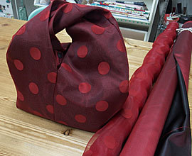 ロングコートと赤い水玉バッグ